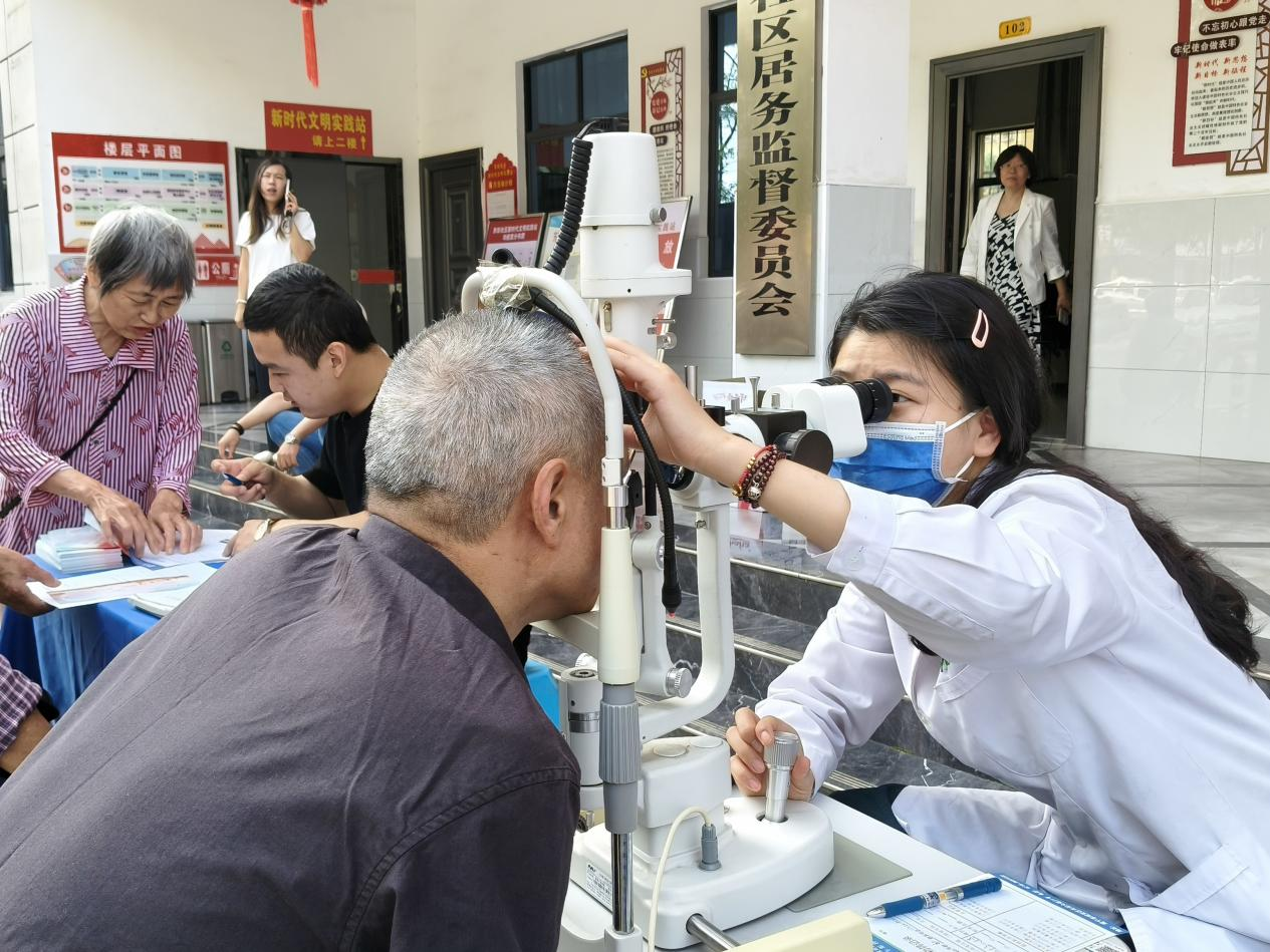 嘉魚縣僑聯“僑愛心·光明行”進社區公益活動走進魚岳鎮東街社區